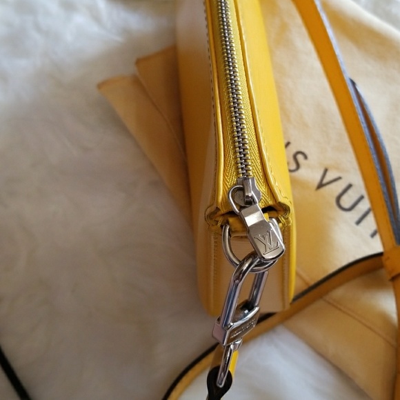 LOUIS VUITTON EPI CITRON YELLOW NM POCHETTE XBODY - Picture 7 of 8